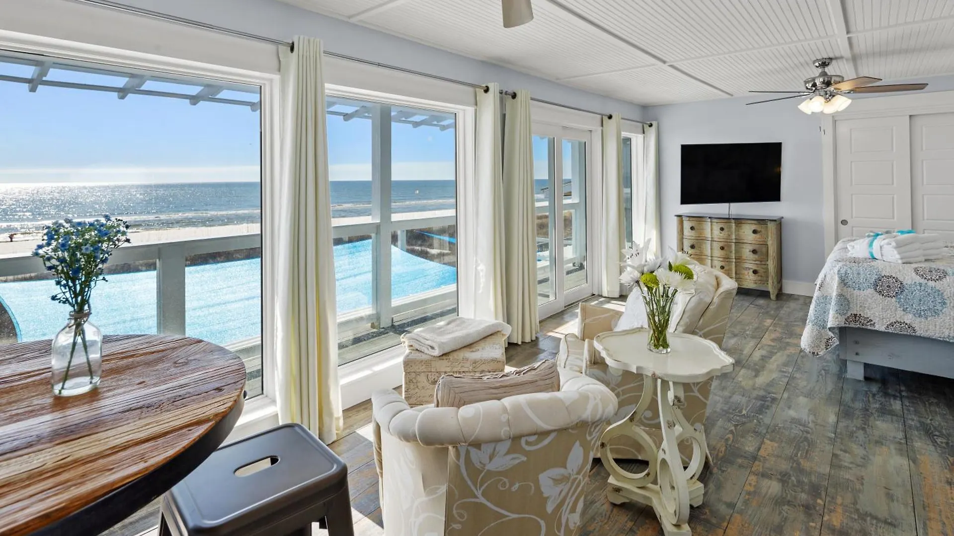 Luxury Gulf Front Property! Directly On The Beach! Sleeps 15! Panama City Beach Holiday home